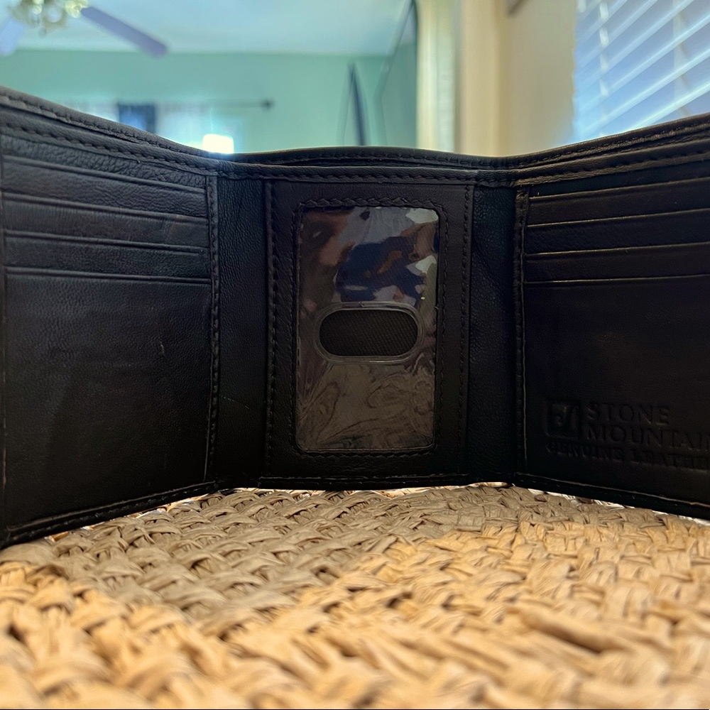 Stone Mountain REAL Genuine Leather Mens Tri-Fold Wallet (NEW OUT OF BOX)